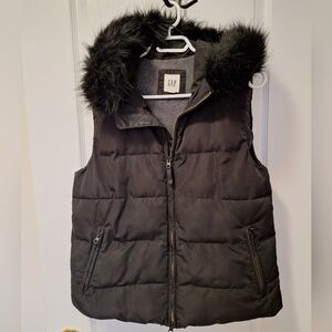 Women's Gap Puffer Vest Hoodie with Removable Faux Fur Hood Trim With PrimaLoft